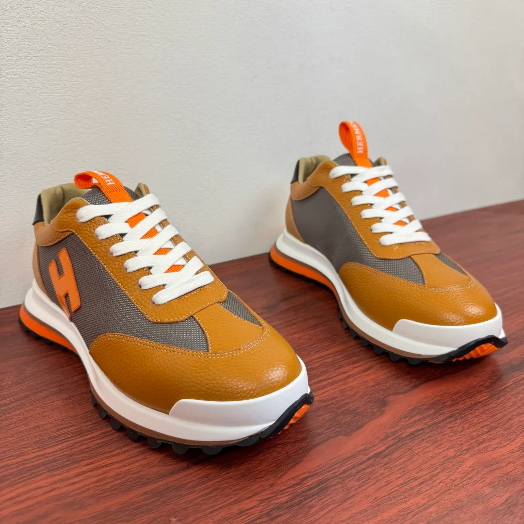 Batch 740 HERMES/Hermès men’s new sports shoes, rhythmic casual shoes: crafted with luxurious materials, luxurious walking experience! The upper is made of top-grade calfskin, with a fine texture like silk caressing the fingertips. The flexible texture is suitable for a variety of scenes; some shoes are integrated with breathable mesh, and the light breathing makes your steps refreshing at all times. The sole is made of high-elastic rubber composite material, and the carefully carved patterns give strong grip, making every step as stable as stepping on the clouds. At the same time, the cushioning and shock-absorbing technology is hidden in it, quietly eliminating the impact of the road. From urban commuting to outdoor walking, Hermès uses luxurious materials and craftsmanship to make every step a double luxury of texture and comfort, showing the brand's ultimate pursuit of details and quality in every inch. Size: 39-40-41-42-43-44 leather shoe size (can be customized to 38.45.46) Item number: H25286 leather mesh orange